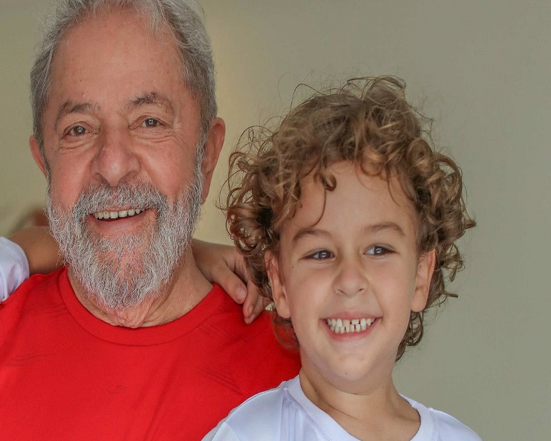 O ex-presidente Lula com o neto Arthur Araújo Lula da Silva, 7 anos, que morreu nesta sexta-feira, vítima de uma meningite. A foto foi cedida pelo Instituto Lula. RICARDO STUCKER/DIVULGAÇÃO EFE O ex-presidente Lula com o neto Arthur Araújo Lula da Silva, 7 anos, que morreu nesta sexta-feira, vítima de uma meningite. A foto foi cedida pelo Instituto Lula. RICARDO STUCKER/DIVULGAÇÃO EFE